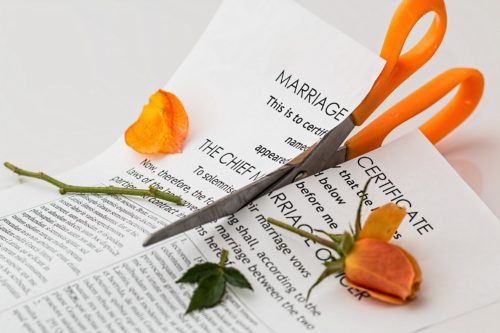 un contrat de mariage déchiré